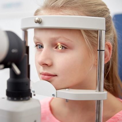 eye exam child in slit lamp